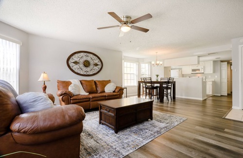 Royal Palm Bay Condominio | Resort-like condo with pool, hot tub, tennis, & gym - WiFi, private W/D, Dogs OK