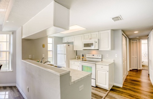 Royal Palm Bay Condominio | Resort-like condo with pool, hot tub, tennis, & gym - WiFi, private W/D, Dogs OK
