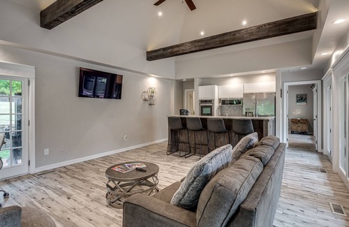 Edmond Casa | Resort living in Edmond with pool & tennis court!
