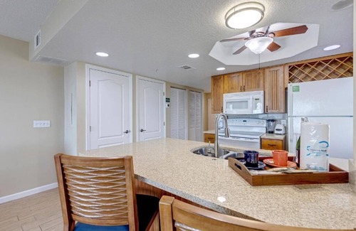 Cocoa Beach Complejo | Resort on Cocoa Beach, Beautiful Condo with pool on Beach! Family Friendly!
