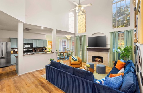 Lake Dallas Casa | Resort Style Backyard Pool Pickleball Court
