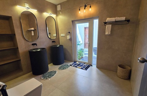 Alappuzha Cama Y Desayuno | Resort style boutique homestay with WiFi, AC, Swimming Pool in Marari, Alappuzha