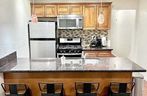 Santa Ana Condominio | Resort Style Condo near Disneyland, Beaches, Los Angeles & so much more