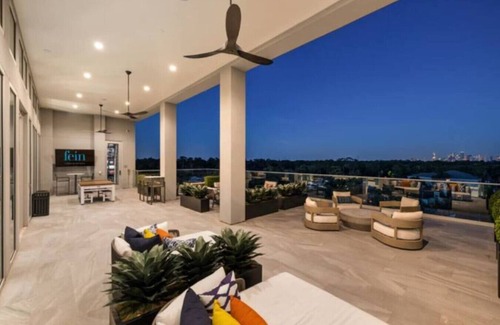 The Galleria Apartamento | Resort-Style Living | 3 Bed, 2 Bath w Pool Views