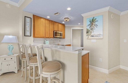 Cape Harbour Condominio | Resort-style living high above the beautiful Cape Harbour Marina!