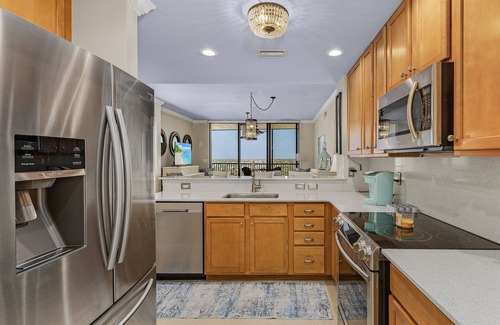 Cape Harbour Condominio | Resort-style living high above the beautiful Cape Harbour Marina!