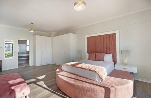 Century City Apartamento | Resort Style Penthouse - BackUp Power