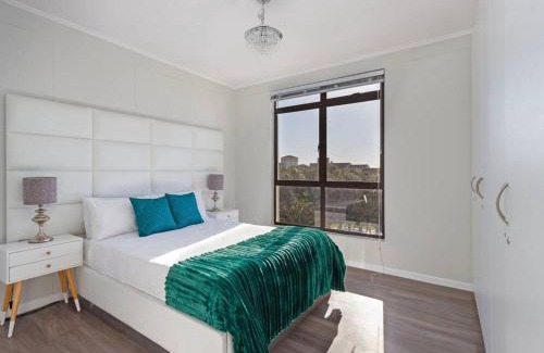 Century City Apartamento | Resort Style Penthouse - BackUp Power