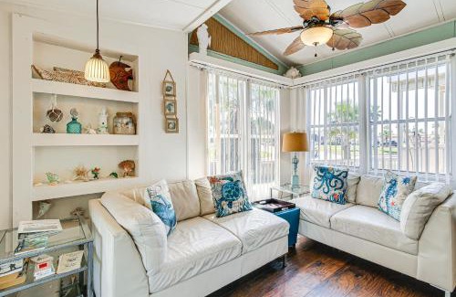 Port Isabel Casa | Resort-Style Perks and Deck at Port Isabel Home!