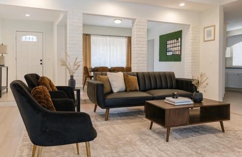 Plano Casa | Resort-Style Pool Home Games, BBQ and Near Downtown