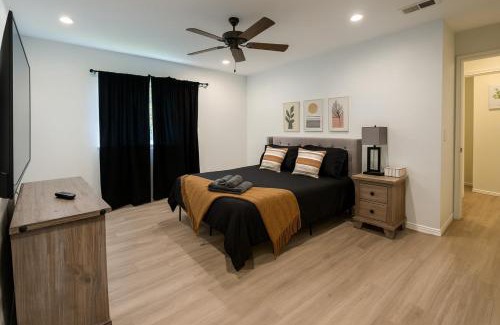 Plano Casa | Resort-Style Pool Home Games, BBQ and Near Downtown