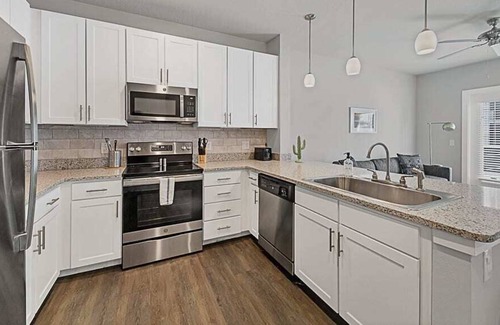 Bradenton Apartamento | Resort Style Stays 1BR with Pool and Gym