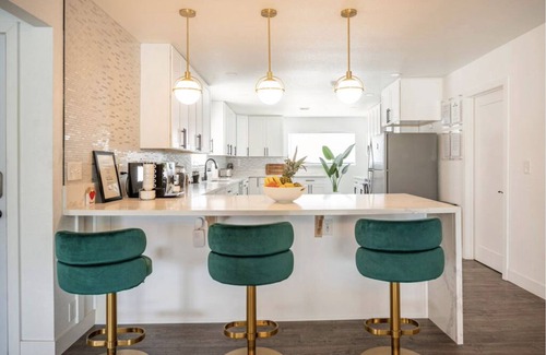 Las Vegas Casa | RESORT STYLE VILLA/ POOL IN DOWNTOWN /MASTER CHEF KITCHEN/OFFICE