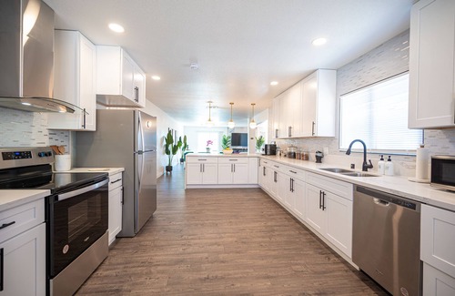 Las Vegas Casa | RESORT STYLE VILLA/ POOL IN DOWNTOWN /MASTER CHEF KITCHEN/OFFICE