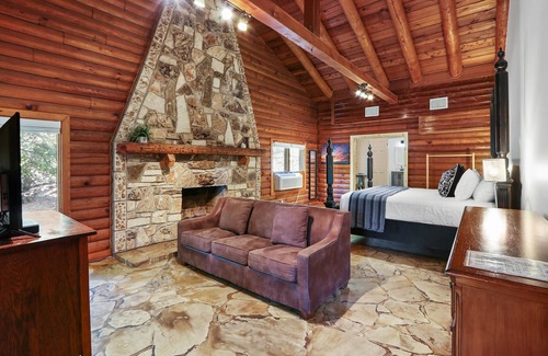Wimberley Hotel | Resort Suite Across the Street from Market Days - Sleeps 4!