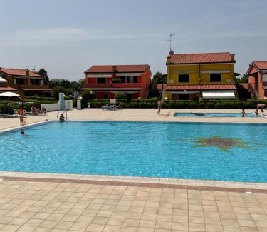 Caorle Apartamento | RESORT VILLAGE AQUA MARINA FAMILY - Daily Rooms Tidying - CocktailsBar- Pet Friendly - with Hypermarket - Delivery Restaurant-Pizzeria - Room Breakfast with supplement - Ultra Fast Wi-Fi - Play Area for children - Olympic Swimming Pool - Parking