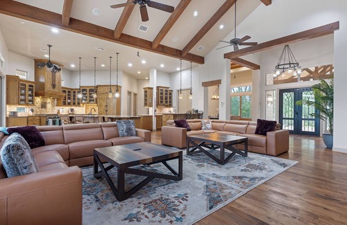 Marble Falls Complejo | Resort with 50 foot Infinity Edge Pool, Hot Tub, Sports Courts, and More!