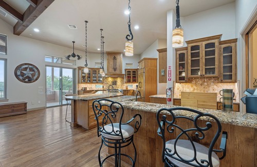 Marble Falls Complejo | Resort with 50 foot Infinity Edge Pool, Hot Tub, Sports Courts, and More!