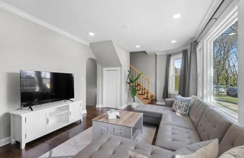 Morton Grove Casa | Rest and Relaxation with Game Room Morton Grove IL 3 BR House