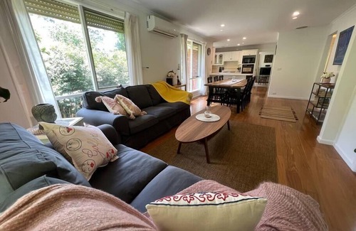 Warburton Casa | Rest. Relax. Recharge at Golfview Villa