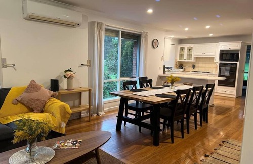 Warburton Casa | Rest. Relax. Recharge at Golfview Villa