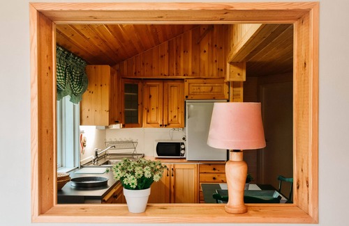 Tibro Casa | Descansa u. Idilio, hermoso jardín grande, rodeado de bosque, cerca del lago