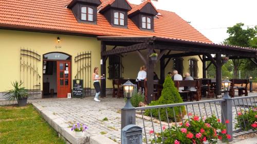 Hlasna Treban Casa | Restaurace a pension Chalupa