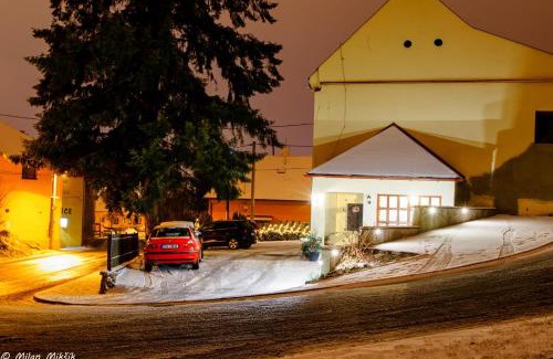 Zlin Casa | Restaurace a penzion pod hradem