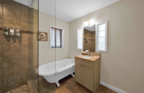 O'Brien Cama Y Desayuno | Restful Luxurious Abode with Clawfoot Tub!