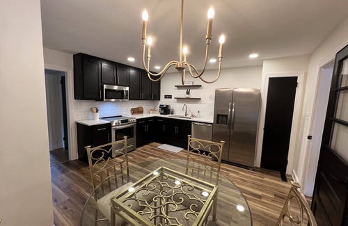 Hickory Casa | Restful Mid-Mod in the heart of Hickory