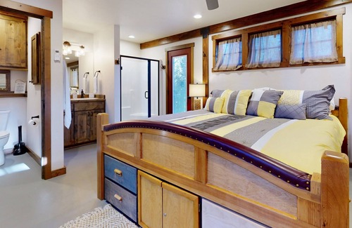 Cle Elum Cabina | Restful rustic with scenic outdoor area, fireplace, & washer/dryer
