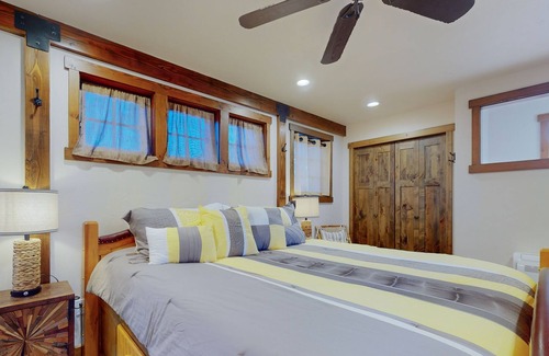 Cle Elum Cabina | Restful rustic with scenic outdoor area, fireplace, & washer/dryer