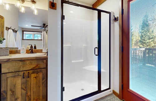 Cle Elum Cabina | Restful rustic with scenic outdoor area, fireplace, & washer/dryer