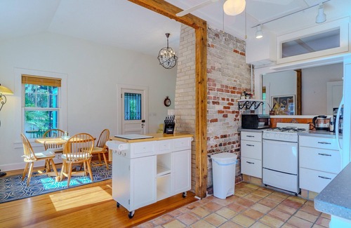 Indian Beach Sapphire Shores Casa | Historic Bayshore Cottage walk to Bay & Ringling