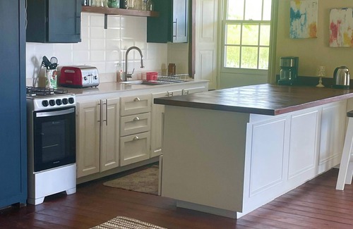 Gibbs Bay Apartamento | Restored 2 Bedroom apartment in historic stone house