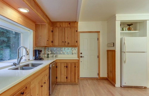 McKenzie Bridge Casa | Cabaña de troncos restaurada con porche clásico: cerca del río, senderos, aguas termales y más