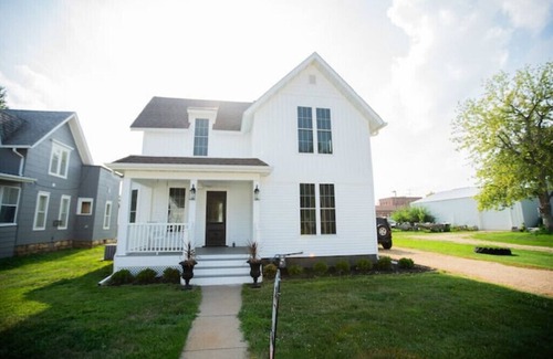 Maquoketa Casa | Restored Queen Anne Cottage