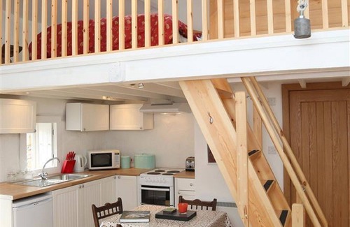 Manod Cabaña | Restored Welsh cottage, pet friendly, wood burning stove, walks from the door.