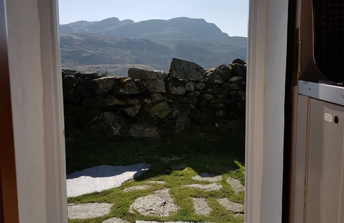 Manod Cabaña | Restored Welsh cottage, pet friendly, wood burning stove, walks from the door.
