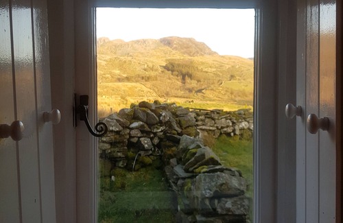 Manod Cabaña | Restored Welsh cottage, pet friendly, wood burning stove, walks from the door.