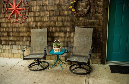 Belmont Cabina | Retreat 95 - Beautiful cabin with hot tub and tiki bar at Pelican Lake