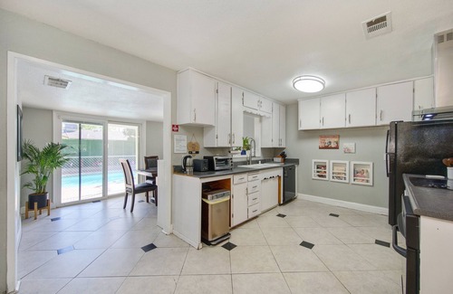 Sacramento Casa | 4 Bedroom Home. Near Cal Expo, CSUS, Pool, Hot tub
