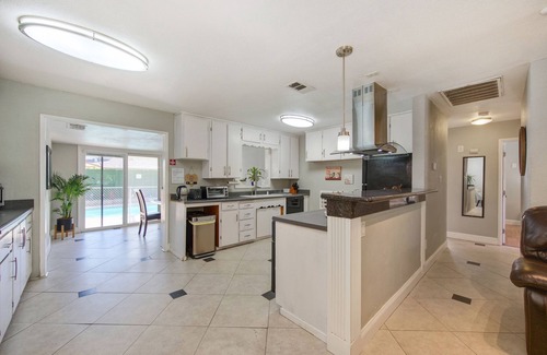 Sacramento Casa | 4 Bedroom Home. Near Cal Expo, CSUS, Pool, Hot tub