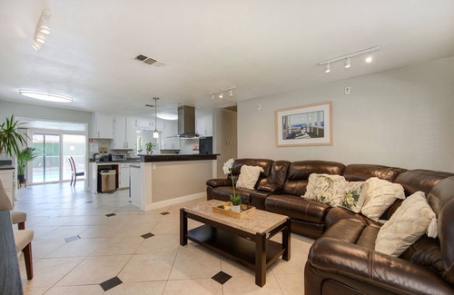 Sacramento Casa | 4 Bedroom Home. Near Cal Expo, CSUS, Pool, Hot tub