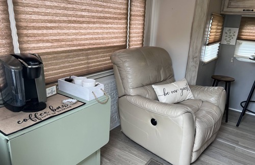 Canyon Lake Cabina | Retreat by the Creek, 2m from Whitewater, Hot tub, fire pit, River access!