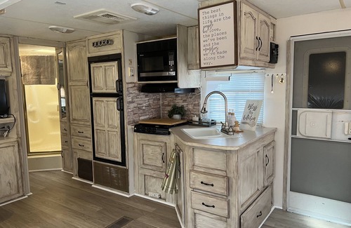 Canyon Lake Cabina | Retreat by the Creek, 2m from Whitewater, Hot tub, fire pit, River access!
