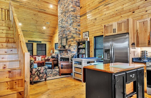 Craig Creek Cabina | Retreat By The Creek …near the charming town of New Castle and hiking trails