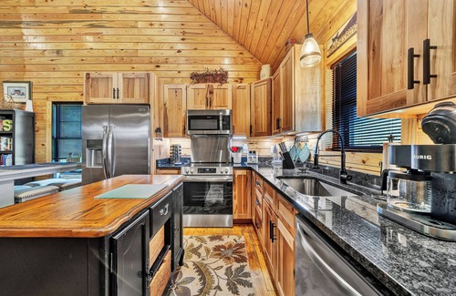 Craig Creek Cabina | Retreat By The Creek …near the charming town of New Castle and hiking trails