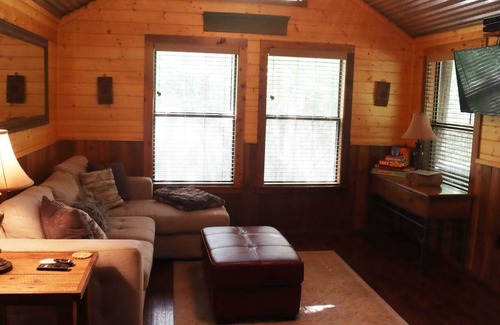 Brenham Cabina | Retreat Cabin features a Private Hot Tub at Scenic Hill Retreat