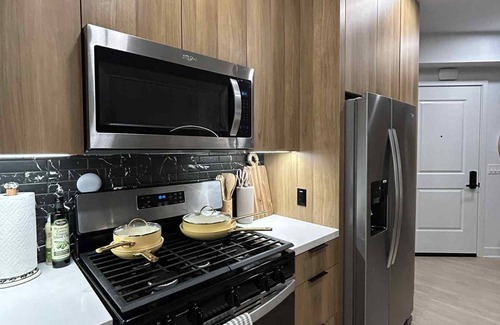 Stanton Apartamento | Retreat Home, kitchen island, LUX amenities